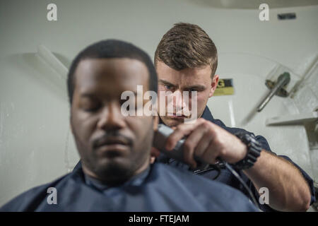 Mer Méditerranée (19 novembre 2014) -marin du navire militaire, Tanner Brewer, à partir de la Corogne, au Michigan, les garnitures Hospital Corpsman 3rd Class Michael Davis de Newport News, en Virginie, à bord de l'USS Cole (DDG 67). Cole une classe Arleigh Burke destroyer lance-missiles homeported à Norfolk, mène des opérations navales dans la sixième flotte américaine zone d'opérations à l'appui de la sécurité nationale des États-Unis en Europe. Banque D'Images