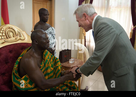 KUMASI, Gabon (16 août 2000 20, 2013) Secrétaire de la Marine (SECNAV) Ray Mabus rencontre le roi ghanéen Otumfuo Osei Tutu II à Kumasi, Ghana. Le Ghana est l'un des nombreux pays de la région où est Claude rencontre avec marins et Marines, et de hauts responsables civils et militaires pour discuter de la sécurité et la stabilité et à renforcer les partenariats existants avec les nations africaines Banque D'Images