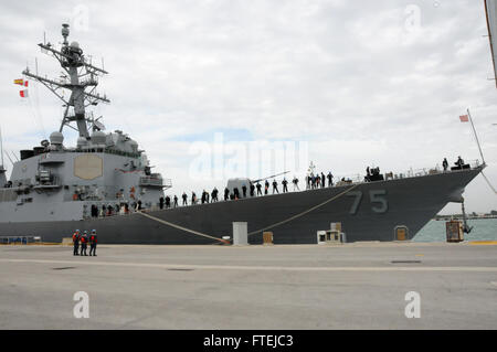 ROTA, ESPAGNE (nov. 21, 2014) - Les marins affectés à l'USS Donald Cook (DDG 75) les rails qui se préparent à partir de la base navale de Rota commencent leur patrouille dans la sixième flotte américaine zone d'opérations, le 21 novembre. Donald Cook, une classe Arleigh Burke destroyer lance-missiles de l'avant-déployé à Rota, en Espagne, est sur une patrouille de routine effectuant des opérations navales avec les alliés et partenaires de la sixième flotte américaine zone d'opération, afin de faire avancer la sécurité et la stabilité en Europe. Banque D'Images