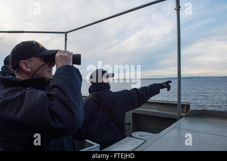 La baie d'AUGUSTA, en Sicile (31 déc. 8, 2014) Les marins à bord de l'USS Cole (DDG 67) surveiller la circulation des marchands locaux comme le navire tire à la baie d'Augusta, en Sicile, au cours d'une escale prévue le 8 décembre 2014. Cole, une classe Arleigh Burke destroyer lance-missiles, homeported à Norfolk, mène des opérations navales dans la sixième flotte américaine zone d'opérations à l'appui de la sécurité nationale des États-Unis en Europe. Banque D'Images