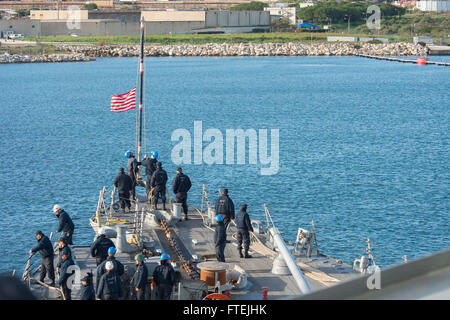 AUGUSTA Bay (déc. 8, 2014) - Les marins à bord de l'USS Cole (DDG 67) Lever le cric le cric de personnel comme les maures pier side dans la baie d'Augusta, en Sicile au cours d'une escale prévue, le 8 décembre 2014. Cole, une classe Arleigh Burke destroyer lance-missiles, homeported à Norfolk, mène des opérations navales dans la sixième flotte américaine zone d'opérations à l'appui de la sécurité nationale des États-Unis en Europe. Banque D'Images