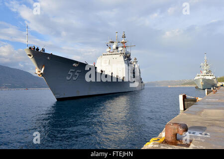 La baie de Souda, la Grèce (31 déc. 10, 2014), USS Leyte Gulf (CG 55) tire dans l'OTAN à Marathi installation au cours de la jetée d'un service au port, 10 décembre 2014. Le Golfe de Leyte, une classe Ticonderoga croiseur lance-missiles, homeported à Norfolk, mène des opérations navales dans la sixième flotte américaine zone d'opérations à l'appui de la sécurité nationale des États-Unis en Europe. Banque D'Images