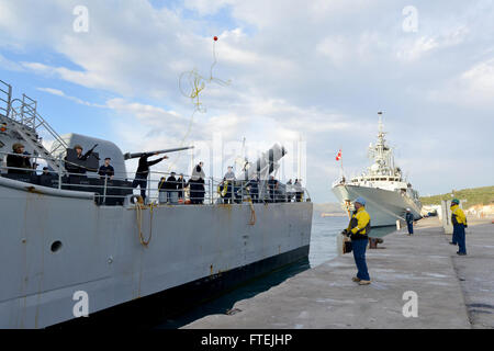 La baie de Souda, la Grèce (31 déc. 10, 2014), USS Leyte Gulf (CG-55) maures de Marathi jetée de l'OTAN, l'installation de l'avant du NCSM Toronto (FFH 333), une frégate de classe Halifax, lors d'une escale prévue ici, 10 décembre 2014. Le Golfe de Leyte, une classe Ticonderoga croiseur lance-missiles, homeported à Norfolk, mène des opérations navales dans la sixième flotte américaine zone d'opérations à l'appui de la sécurité nationale des États-Unis en Europe. Banque D'Images