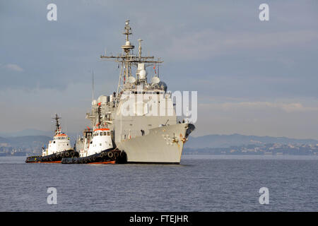 La baie de Souda, la Grèce (31 déc. 10, 2014), USS Leyte Gulf (CG 55) tire dans l'OTAN à Marathi installation au cours de la jetée d'un service au port, 10 décembre 2014. Le Golfe de Leyte, une classe Ticonderoga croiseur lance-missiles, homeported à Norfolk, mène des opérations navales dans la sixième flotte américaine zone d'opérations à l'appui de la sécurité nationale des États-Unis en Europe. Banque D'Images