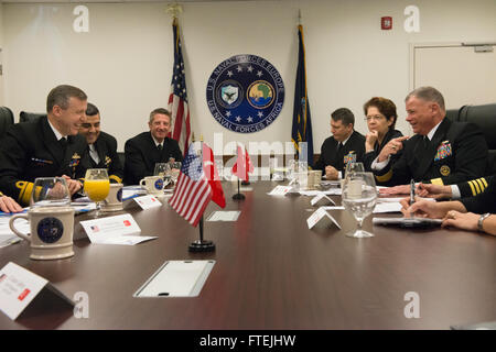 (31 déc. 10, 2014) marine turque Adm arrière. Oguz Karaman, chef du Commandement des forces navales turques et les plans de la Division des politiques, de gauche, se réunit avec Adm arrière. John Nowell, chef de cabinet, U.S. Naval Forces, Europe-Afrique à la base navale américaine de Naples, le 10 décembre 2014. Les Forces navales des États-Unis États-Unis/Europe - Afrique Le personnel de la flotte de 6ème a accueilli une délégation de la marine turque pour discuter des possibilités de renforcer l'interopérabilité. Banque D'Images