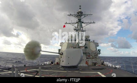 Le 12 décembre 2014, l'USS Cole (DDG 67), un destroyer à missiles guidés de classe Arleigh Burke, a mené un exercice de tir pré-action avec son canon léger MK 45 de 5 pouces alors qu'il opérait en mer Méditerranée pour soutenir la sécurité nationale des États-Unis. Banque D'Images