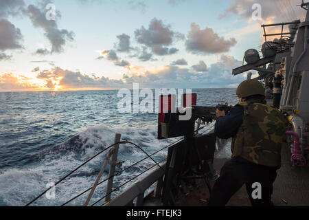 Mer Méditerranée (déc. 13, 2014) 2ème classe Controlman Feu Mathew Vogel, de Bolton, Missouri, les feux d'une machine de calibre 50 à objectifs simulés au cours d'une attaque de petites embarcations à bord des armes à feu en équipe USS Cole (DDG 67) 13 décembre 2014. Cole, une classe Arleigh Burke destroyer lance-missiles, homeported à Norfolk, mène des opérations navales dans la sixième flotte américaine zone d'opérations à l'appui de la sécurité nationale des États-Unis en Europe. Banque D'Images