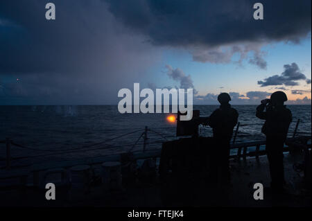 Mer Méditerranée (déc. 13, 2014) 2ème classe Controlman Feu Mathew Vogel, gauche, de Bolton, Missouri, spécialiste des opérations et Ryan Seaman Larson, de Bothell, Washington, les feux d'une machine de calibre 50 à objectifs simulés au cours d'une attaque de petites embarcations à bord des armes à feu en équipe USS Cole (DDG 67) 13 décembre 2014. Cole, une classe Arleigh Burke destroyer lance-missiles, homeported à Norfolk, mène des opérations navales dans la sixième flotte américaine zone d'opérations à l'appui de la sécurité nationale des États-Unis en Europe. Banque D'Images