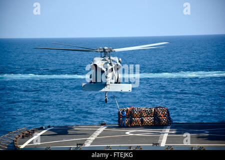 Golfe d'ADEN (déc. 17, 2014) Un hélicoptère Seahawk MH-60 appartenant à l'Escadron d'hélicoptères de combat de la mer (HSC) 23 "Jokers", effectue un ravitaillement vertical entre l'USNS Patuxent (T-AO 201) et USS Makin Island (DG 8) Le 17 décembre 2014. Les navires effectuent des opérations navales dans la sixième flotte américaine zone d'opérations à l'appui de la sécurité nationale des États-Unis en Europe et en Afrique Banque D'Images