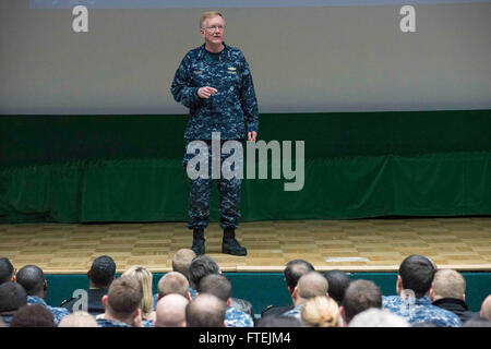 NAPLES, ITALIE (31 déc. 16, 2014) Vice-amiral. James Foggo, III, commandant de la sixième flotte américaine, adresses, tous les marins pendant un appel mains-à bord de la base navale américaine de Naples Capodichino de Naples, Italie, le 16 décembre. Foggo a pris le commandement de la sixième flotte américaine le 14 décembre. Banque D'Images