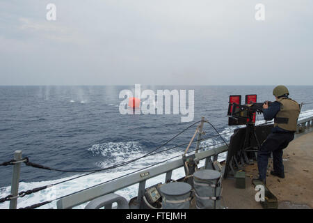 Mer Méditerranée (déc. 18, 2014) 2ème classe Controlman Feu Mathew Vogel, de Belton, Missouri, une Browning M2 de calibre 50 fusil à bord d'USS Cole (DDG 67) à objectifs simulés au cours d'une attaque pour petits-exercice en équipe le 18 décembre 2014. Cole, une classe Arleigh Burke destroyer lance-missiles, homeported à Norfolk, mène des opérations navales dans la sixième flotte américaine zone d'opérations à l'appui de la sécurité nationale américaine en Europe Banque D'Images