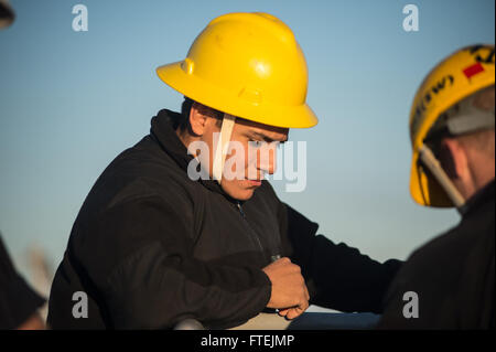 Mer Méditerranée (déc. 20, 2014) Maître de Manœuvre 3 Classe Francisco Jimenez-Gonzalez, de San Antonio, supervise la mer-et-anchor détails que USS Donald Cook (DDG 75) se prépare à tirer dans de Augusta Bay pour une visite du port le 20 décembre 2014. Donald Cook, une classe Arleigh Burke destroyer lance-missiles, l'avant-déployé à Rota, Espagne, mène des opérations navales dans la sixième flotte américaine zone d'opérations à l'appui de la sécurité nationale des États-Unis en Europe. Banque D'Images