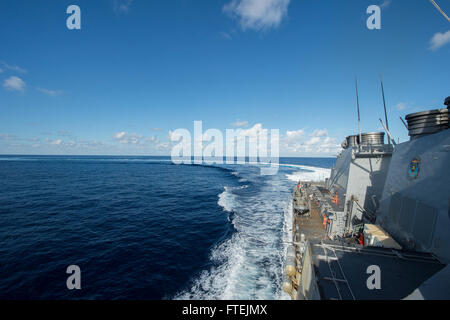 Mer Méditerranée (déc. 20, 2014), USS Cole (DDG 67) effectue un virage au cours d'un exercice de manoeuvres d'évasion d'une torpille, le 20 Déc., 2014. Cole, une classe Arleigh Burke destroyer lance-missiles, homeported à Norfolk, mène des opérations navales dans la sixième flotte américaine zone d'opérations à l'appui de la sécurité nationale des États-Unis en Europe. Banque D'Images