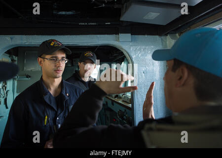 Mer Méditerranée (déc. 20, 2014) Le lieutenant Michael Schenk, d'Atlanta, explique l'évasion torpilles tactiques pour Ensign James Russell, de Virginia Beach, en Virginie, à bord de l'USS Cole (DDG 67) au cours d'un exercice de manoeuvres d'évasion d'une torpille, le 20 Déc., 2014. Cole, une classe Arleigh Burke destroyer lance-missiles, homeported à Norfolk, mène des opérations navales dans la sixième flotte américaine zone d'opérations à l'appui de la sécurité nationale américaine en Europe Banque D'Images