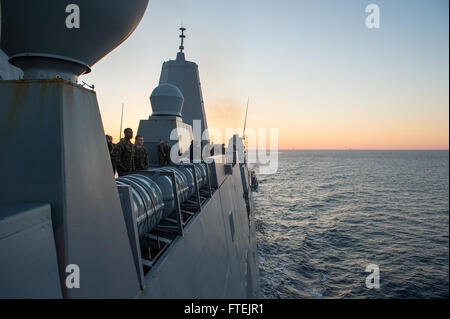 L'USS New York (LPD 21), un navire de transport amphibie de classe San Antonio, se prépare à traverser le détroit de Gibraltar le 25 décembre 2014. Le navire fait partie de l'Iwo Jima Amphibious Ready Group, menant des opérations navales dans la zone d'opérations de la 6e flotte américaine, soutenant la sécurité nationale des États-Unis en Europe. Banque D'Images