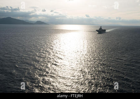 Détroit de Gibraltar (31 déc. 27, 2014) d'assaut amphibie USS Iwo Jima (DG 7) effectue un transport en commun en direction du détroit de Gibraltar le 27 décembre 2014. Iwo Jima, déployés dans le cadre de l'Iwo Jima Groupe Amphibie/24e Marine Expeditionary Unit (IWO ARG/24 MEU), mène des opérations navales dans la sixième flotte américaine zone d'opérations à l'appui de la sécurité nationale des États-Unis en Europe. Banque D'Images