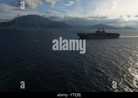 Détroit de Gibraltar (31 déc. 27, 2014) d'assaut amphibie USS Iwo Jima (DG 7) effectue un transport en commun en direction du détroit de Gibraltar le 27 décembre 2014. Iwo Jima, déployés dans le cadre de l'Iwo Jima Groupe Amphibie/24e Marine Expeditionary Unit (IWO ARG/24 MEU), mène des opérations navales dans la sixième flotte américaine zone d'opérations à l'appui de la sécurité nationale des États-Unis en Europe. F. Banque D'Images