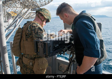 Détroit de Gibraltar (31 déc. 27, 2014) Le Cpl. Christopher Twilley (à gauche), originaire de Centreville, Maryland, affecté à la 24e unité expéditionnaire de marines, l'Aviation et de l'Aviateur de Ordnanceman Chase Webb, originaire de Dayton, Ohio, vérifier une mitrailleuse Cal. 50 munitions à bord du navire d'assaut amphibie USS Iwo Jima (DG 7) que le navire passe le détroit de Gibraltar le 27 décembre 2014. Iwo Jima, déployés dans le cadre de l'Iwo Jima Groupe Amphibie/24e Marine Expeditionary Unit (IWO ARG/24 MEU), mène des opérations navales dans la sixième flotte américaine zone d'opérations à l'appui de la sécurité nationale américaine en Banque D'Images