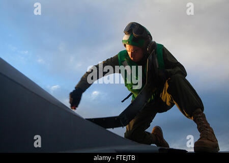 Mer Méditerranée (déc. 28, 2014) lance le Cpl. Daniel Vanwyhe, un technicien en systèmes électriques des aéronefs à rotors basculants moyen Marine 365 Escadron (renforcée), 24e Marine Expeditionary Unit (MEU), procède à l'entretien de routine sur un AV-8B Harrier II à bord du USS Iwo Jima (DG 7) Le 28 décembre 2014. La 24e MEU et Iwo Jima Groupe amphibie mènent des opérations navales dans la sixième flotte américaine zone d'opérations à l'appui de la sécurité nationale des États-Unis en Europe. Banque D'Images