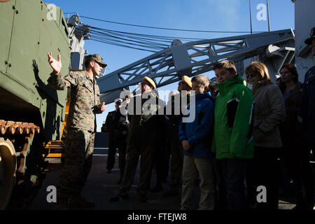 VALENCIA, Espagne (31 déc. 31, 2014) Damian Cantu, opérateur d'équipement lourd avec du bataillon logistique de combat 24, 24e Marine Expeditionary Unit, explique les capacités d'un M9 Véhicules blindés de combat Génie civil à l'espagnol et les civils et militaires du gouvernement à bord du USS Fort McHenry (LSD 43) à Valence, Espagne, le 31 décembre 2014. La 24e MEU et Iwo Jima Groupe amphibie mènent des opérations navales dans la sixième flotte américaine zone d'opérations à l'appui de la sécurité nationale des États-Unis en Europe. Banque D'Images