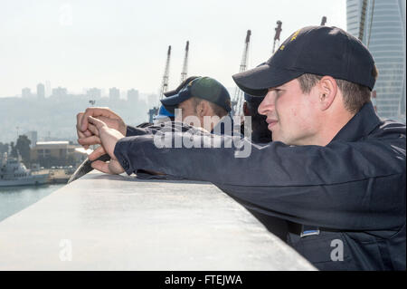 Haïfa, Israël (déc. 31, 2014) Maître de Manœuvre Seaman Joel Friedman, de Hyde Park, New York, donne sur le rail au cours de la mer et de l'ancre à bord détail-USS New York (LPD 21) comme il arrive à Haïfa, Israël, le 31 décembre 2014. New York, un San Antonio-classe de transport amphibie Navire dock, déployés dans le cadre de l'Iwo Jima Groupe Amphibie/24e Marine Expeditionary Unit, mène des opérations navales dans la sixième flotte américaine zone d'opérations à l'appui de la sécurité nationale des États-Unis en Europe. Banque D'Images