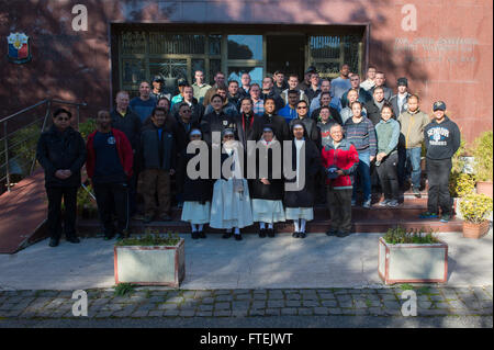 ROME (janvier 1985). 2, 2015) - marins et soldats stationnés à bord du navire d'assaut amphibie USS Iwo Jima (DG 7) et des membres de l'Pontificio Collegio philippin, un collège de prêtres diocésains philippins, posent pour une photo à l'extérieur du collège pendant un événement de relations communautaires Jan 2, 2014. Iwo Jima tiré à Civitavecchia, Italie 30 décembre pour une visite de port avant de poursuivre son déploiement à l'appui d'opérations de sécurité maritime et les efforts de coopération en matière de sécurité dans le théâtre américain dans la flotte 6 secteurs d'opérations. Banque D'Images