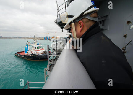 CIVITAVECCHIA, Italie (janv. 3, 2015) Premier maître de Manœuvre Brandon Bonin, originaire de New Iberia, Louisiane, observe un remorqueur, tout en relayant les instructions pour le pont comme navire d'assaut amphibie USS Iwo Jima (DG 7) départ Civitavecchia, Italie, 3 janvier 2015. Iwo Jima sollicités pour Civitavecchia 30 décembre pour une visite de port avant de poursuivre son déploiement à l'appui d'opérations de sécurité maritime et les efforts de coopération en matière de sécurité dans le théâtre américain dans la flotte 6 secteurs d'opérations. Banque D'Images