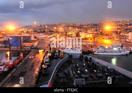 Haïfa, Israël (janvier 1985). 4, 2015) Les marins à bord de la classe San Antonio-dock transport USS New York (LPD 21) se préparer à obtenir le navire en cours de Haïfa, Isareal, le 4 janvier 2015. New York est déployée dans le cadre de l'Iwo Jima Groupe Amphibie/24e Marine Expeditionary Unit (IWO ARG/24MEU) à l'appui d'opérations de sécurité maritime (ASM), et les efforts de coopération en matière de sécurité dans le théâtre aux États-Unis 6e et 5e secteurs d'opération de la flotte avec New York, l'Iwo Jima ARG/24 MEU est composé de marins embarqués de la 24e MEU, le navire d'assaut amphibie USS Iwo Jima (DG 7), et l'un Banque D'Images