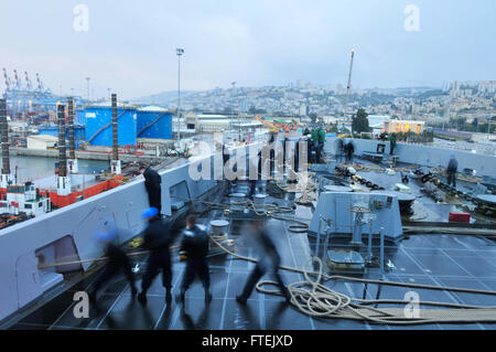 Haïfa, Israël (janvier 1985). 4, 2015) Les marins à bord de la classe San Antonio-dock transport USS New York (LPD 21) se préparer à obtenir le navire en cours de Haïfa, Isareal, le 4 janvier 2015. New York est déployée dans le cadre de l'Iwo Jima Groupe Amphibie/24e Marine Expeditionary Unit (IWO ARG/24MEU) à l'appui d'opérations de sécurité maritime (ASM), et les efforts de coopération en matière de sécurité dans le théâtre aux États-Unis 6e et 5e secteurs d'opération de la flotte avec New York, l'Iwo Jima ARG/24 MEU est composé de marins embarqués de la 24e MEU, le navire d'assaut amphibie USS Iwo Jima Banque D'Images