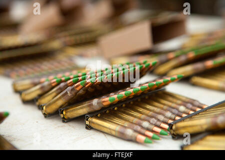 Les Marines affectés à la 24e Marine Expeditionary Unit mènent un exercice de tir réel à bord de l'USS Iwo Jima le 4 janvier 2015, dans le cadre d'opérations navales en mer Méditerranée. L'exercice fait partie des efforts de sécurité nationale des États-Unis pour maintenir la sécurité en Europe et soutenir l'état de préparation militaire. Banque D'Images