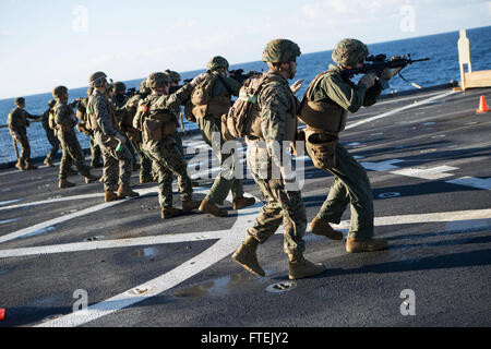 150105-M-AR522-143 MER MÉDITERRANÉE (janv. 5, 2015) marines affectés à la compagnie Kilo, bataillon de l'équipe d'atterrissage 3e Bataillon, 6e Régiment de Marines, 24e Marine Expeditionary Unit, service incendie leurs fusils en le mouvement-à-contact d'une phase de qualification de tir réel à bord du USS Fort McHenry (LSD 43), le 5 janvier 2015. La 24e MEU et Iwo Jima Groupe amphibie mènent des opérations navales dans la sixième flotte américaine zone d'opérations à l'appui de la sécurité nationale des États-Unis en Europe. (U.S. Marine Corps photo par le Sgt. Devin Nichols/libérés) Banque D'Images