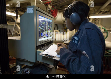Le 5 janvier 2015, Engineman 2nd Class Brittany Smith, à bord de l'USS Fort McHenry (LSD 43), surveille une console MCS pendant un exercice de formation technique. Le Fort McHenry, qui fait partie du groupe amphibie d'Iwo Jima, opère dans la 6e flotte américaine pour soutenir les intérêts de sécurité nationale en Europe. Banque D'Images