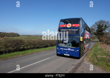 Nottingham City Transport bus voyageant dans les régions rurales de bretagne Banque D'Images