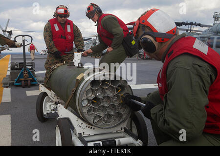 150107-M-QZ288-058 MER MÉDITERRANÉE (janv. 7, 2015) avec Marine marines de l'escadron 365 à rotors basculants moyen (renforcée), 24e Marine Expeditionary Unit (MEU), retirer 2,75 pouces à partir d'un pod de roquettes LAU-61 à bord de l'USS Iwo Jima LPD (7), le 7 janvier 2015. La 24e MEU et Iwo Jima Groupe amphibie mènent des opérations navales dans la sixième flotte américaine zone d'opérations à l'appui de la sécurité nationale des États-Unis en Europe. (U.S. Marine Corps photo par Lance Cpl. Austin A. Lewis/libérés) Banque D'Images