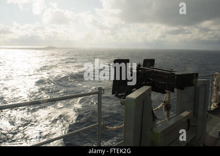 150107-N-DQ840-049 MER MÉDITERRANÉE (janv. 7, 2015), USS Fort McHenry (LSD 43), une classe Whidbey Island landing ship dock amphibie, effectue des manœuvres défensives avec les frégates de la classe Elli Elli HS (F-450), le 7 janvier 2014. Le Fort McHenry, déployés dans le cadre de l'Iwo Jima Groupe Amphibie/24e Marine Expeditionary Unit, mène des opérations navales dans la sixième flotte américaine zone d'opérations à l'appui de la sécurité nationale des États-Unis en Europe. (U.S. Photo par marine Spécialiste de la communication de masse 3e classe Adam Austin/libérés) Banque D'Images