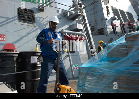 USS Mahan (DDG-72), Méditerranée (31 août 2013) - Chef principal spécialiste culinaire Stephen Wilson, de l'offre leader du ministère le premier maître de charge un palais au cours d'un ravitaillement en mer avec l'USNS lubrification Commande transport maritime militaire Leroy Grumman (TAO) 175 à bord de la classe Arleigh Burke destroyer lance-missiles USS Mahan (DDG 72). Mahan, homeported à Norfolk, en Virginie, est sur un déploiement prévu des opérations de sécurité maritime et les efforts de coopération en matière de sécurité dans le théâtre américain dans la zone de responsabilité de la sixième flotte. (U.S. Photo par marine Spécialiste de la communication de masse 2e classe Joh Banque D'Images