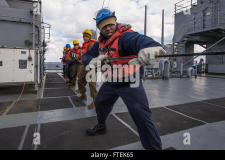 Cette image montre des marins et des marines à bord de l'USS Fort McHenry (LSD 43) effectuant un réapprovisionnement en cours avec l'USNS Kanawha (T-AO-196) en mer Méditerranée le 9 janvier 2015. L'opération faisait partie des efforts de la marine américaine dans la zone de la 6e flotte pour soutenir les opérations de sécurité nationale en Europe. Banque D'Images