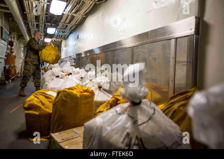 150109-M-YH418-003 MER MÉDITERRANÉE (janv. 9, 2015) lance le Cpl. John Garald, commis des postes avec du bataillon logistique de combat 24, 24e Marine Expeditionary Unit (MEU), déplace un sac de courrier au cours d'un ravitaillement en mer à bord du San Antonio-classe de transport amphibie Navire dock USS New York (LPD 21) Le 9 janvier 2015. La 24e MEU et Iwo Jima Groupe amphibie mènent des opérations navales dans la sixième flotte américaine zone d'opérations à l'appui de la sécurité nationale des États-Unis en Europe. (U.S. Marine Corps photo du caporal. Todd F. Michalek/libérés) Banque D'Images