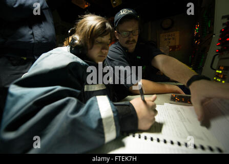 150112-N-JN664-148 LA MER NOIRE (jan. 12, 2015) 2ème classe technicien Sonar Hunter Holland, de Charlotte, Caroline du Nord, à droite et 3ème classe technicien Sonar Xochitl Eckly, de San Diego, participer à une simulation d'exercice de guerre anti-sous-marine à bord du USS Donald Cook (DDG 75), le 12 janvier 2015. Donald Cook, une classe Arleigh Burke destroyer lance-missiles, l'avant-déployé à Rota, Espagne, mène des opérations navales dans la sixième flotte américaine zone d'opérations à l'appui de la sécurité nationale des États-Unis en Europe. (U.S. Photo par marine Spécialiste de la communication de masse 2e classe Karolina A. L'Oseg Banque D'Images