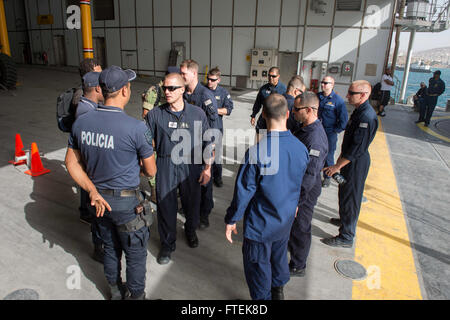 150113-N-JP249-047 OCÉAN ATLANTIQUE (janvier 1985). 13, 2015) Les membres de la Garde côtière canadienne Cabo Verde se présenter aux membres de la Garde côtière des États-Unis à bord du transport maritime militaire commun de commande bateau à grande vitesse l'USNS Lance (JHSV 1) 13 janvier 2015. Lance est sur un déploiement prévu dans la sixième flotte américaine zone d'opérations pour soutenir la collaboration internationale Programme de renforcement des capacités, le partenariat de l'Afrique centrale. (U.S. Photo par marine Spécialiste de la communication de masse 2e classe Kenan O'Connor/libérés) Banque D'Images