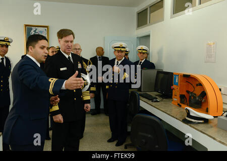 L’amiral Mark Ferguson des Forces navales américaines Europe-Afrique visite l’Académie navale royale marocaine le 14 janvier 2015, renforçant la coopération navale américano-marocaine et discutant de la sécurité maritime dans la région. Banque D'Images