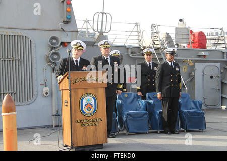 150121-N-ZZ999-049 Piraeus, GRÈCE (janv. 21, 2015) Le Cmdr. James Quaresimo lit ses commandes lui assignant comme nouveau commandant de l'USS Cole (DDG 67) au cours d'une cérémonie de passation de commandement au Pirée, Grèce, le 21 janvier 2015. Cole, une classe Arleigh Burke destroyer lance-missiles, homeported à Norfolk, mène des opérations navales dans la sixième flotte américaine zone d'opérations à l'appui de la sécurité nationale des États-Unis en Europe. (U.S. Photo par marine Spécialiste du renseignement 1re classe/Grauert) Parution Banque D'Images