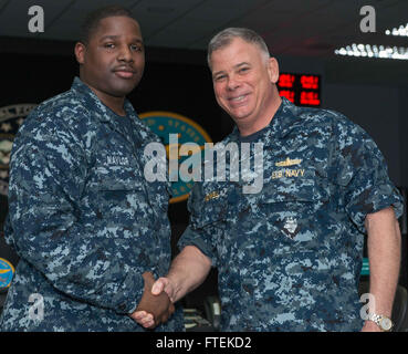 150121-N-OX801-005 LA BASE NAVALE AMÉRICAINE DE NAPLES (jan. 21, 2015) Arrière Adm. John Nowell, chef de cabinet, U.S. Naval Forces, félicite Europe-afrique, spécialiste des opérations de 1re classe Jamell Naylor, de Chicago, pour être nommé Europe-afrique U.S. Naval Forces/U.S. 6ème siège de la flotte à l'honneur du marin, le 21 janvier 2015. Les forces navales, Europe-afrique basé à Naples, Italie, supervise l'ensemble des opérations navales et mixte, souvent de concert avec ses alliés, le joint, et inter-organismes partenaires, afin de faire progresser les intérêts nationaux américains et la sécurité et la stabilité en Europe et en Afrique Banque D'Images