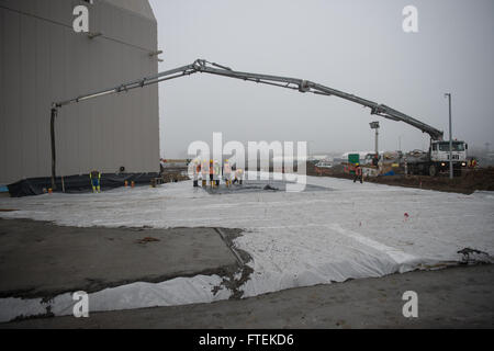 150121-N-ONU924-082 DEVESELU, Roumanie (janvier 1985). 21, 2015) et les entrepreneurs roumains construire un système de défense antimissile Aegis à terre à bord d'appui naval Faculté Deveselu, Roumanie, 21 janvier 2015. Une fois terminé, Aegis à terre soutiendra l'approche adaptative progressive à la défense antimissile balistique. (U.S. Photo de la marine par le lieutenant J.G. Alexander Perrien/libérés) Banque D'Images