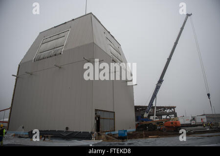 150121-N-ONU924-087 DEVESELU, Roumanie (janvier 1985). 21, 2015) Les travaux de construction d'un système de défense antimissile Aegis à terre à bord d'appui naval Faculté Deveselu, Roumanie, 21 janvier 2015. Une fois terminé, Aegis à terre soutiendra l'approche adaptative progressive à la défense antimissile balistique. (U.S. Photo de la marine par le lieutenant J.G. Alexander Perrien/libérés) Banque D'Images