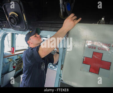 Mer Méditerranée (janv. 23, 2015) l'homme de l'hôpital 3e classe Anthony Moreno, de San Antonio, les éraflures anciens joints off kits médicaux après un contrôle trimestriel à bord d'USS Cole (DDG 67) Le 23 janvier 2015. USS Cole, une classe Arleigh Burke destroyer lance-missiles, homeported à Norfolk, mène des opérations navales dans la sixième flotte américaine zone d'opérations à l'appui de la sécurité nationale des États-Unis en Europe. Banque D'Images