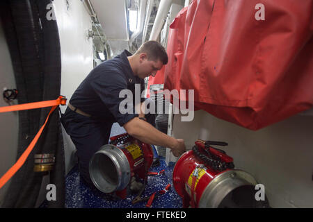 Mer Méditerranée (janv. 23, 2015) Le lieutenant Joe Smutz, de Virginia, assure l'équipement à bord'USS Cole (DDG 67) pour se préparer à une tempête le 23 janvier 2015. USS Cole, une classe Arleigh Burke destroyer lance-missiles, homeported à Norfolk, mène des opérations navales dans la sixième flotte américaine zone d'opérations à l'appui de la sécurité nationale des États-Unis en Europe. Banque D'Images