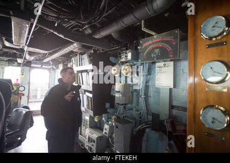 Mer Méditerranée (janv. 23, 2015) Le Cmdr. James Quaresimo, commandant de l'USS Cole (DDG 67), inspecte l'équipement sur le pont pendant les opérations de vol avec la classe Ticonderoga croiseur lance-missiles USS Vicksburg (CG 69) Le 23 janvier 2015. USS Cole, une classe Arleigh Burke destroyer lance-missiles, homeported à Norfolk, mène des opérations navales dans la sixième flotte américaine zone d'opérations à l'appui de la sécurité nationale des États-Unis en Europe. Banque D'Images