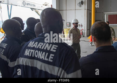 Océan Atlantique (janvier 1985). 24, 2015) La commande de transport maritime militaire civil service mariner Premier officier James Regan s'adresse à un groupe de marins de la Marine américaine, les gardes-côtes américains et des membres de l'armée du Sénégal avant d'effectuer une mission de formation à bord du transport maritime militaire commun de commande bateau à grande vitesse l'USNS Lance (JHSV 1) Le 24 janvier 2015. Lance est sur un déploiement prévu pour la sixième flotte américaine zone d'opérations pour soutenir la collaboration internationale Programme de renforcement des capacités, le partenariat de l'Afrique centrale. Banque D'Images