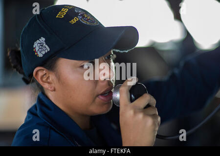 Mer Méditerranée (sept. 1, 2013) - Maître de Manœuvre 3 Classe Alejandrina Kiel utilise le système d'annonce générale pendant son quart à bord du pont de la classe Arleigh Burke destroyer lance-missiles USS Barry (DDG 52). Barry, homeported à Norfolk, en Virginie, est en ce moment sur un déploiement prévu des opérations de sécurité maritime et les efforts de coopération en matière de sécurité dans le théâtre américain dans la zone de responsabilité de la sixième flotte. Banque D'Images